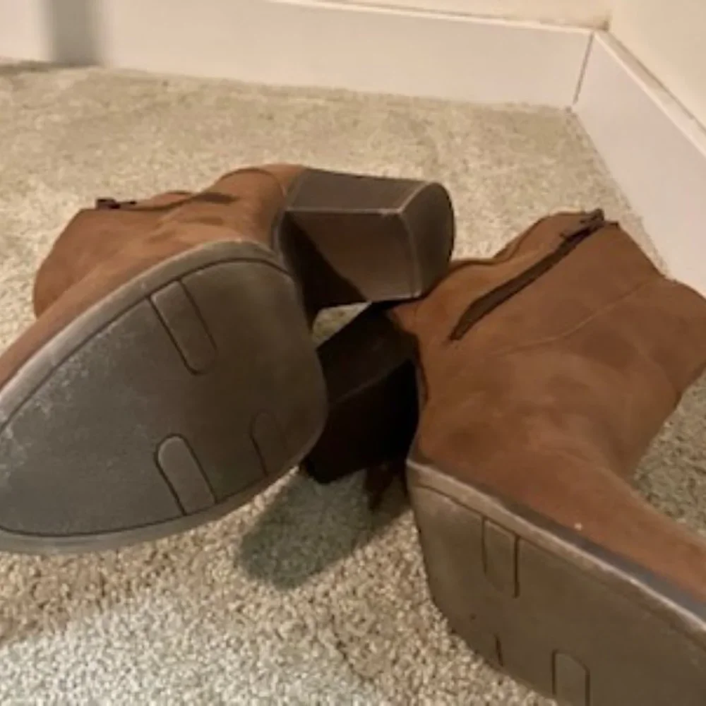 Size 10 Fergie brown boots - never worn! - Picture 4 of 8